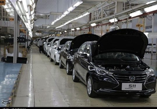 ارزبری 3000 دلاری خودرو؛ چرا خودروسازان همچنان به دلار وابسته‌اند؟